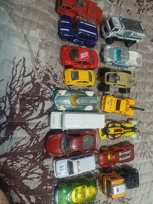 Продам маленькие  металлические  машинки десткие