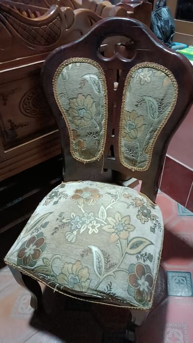 Стол со стульями.