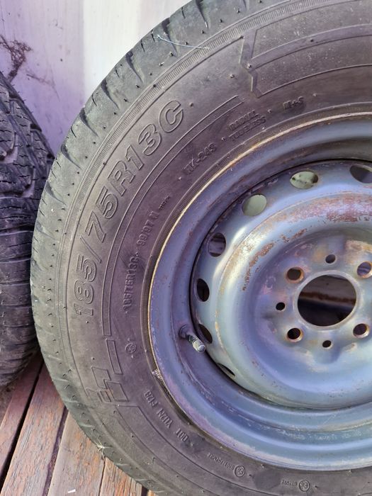Продам комплект шин 185/70 r13C.