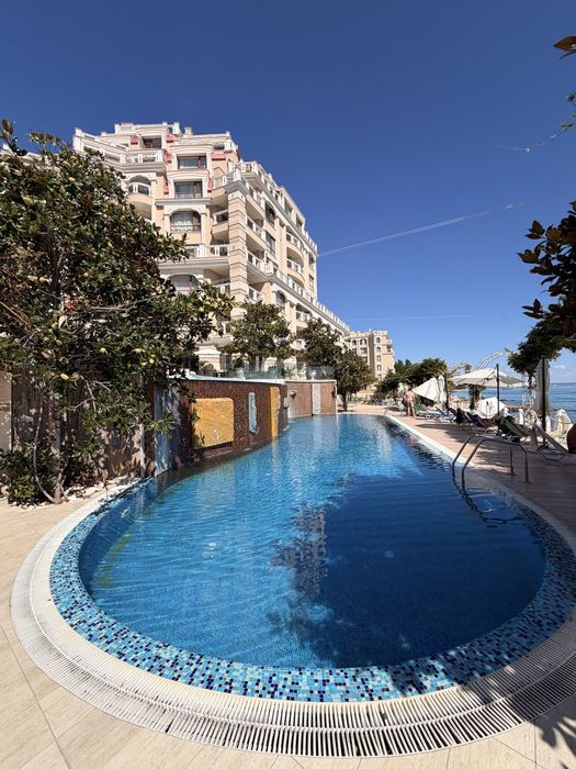 Апартамент под наем в La Mer Residence. Местоположение на брега на морето