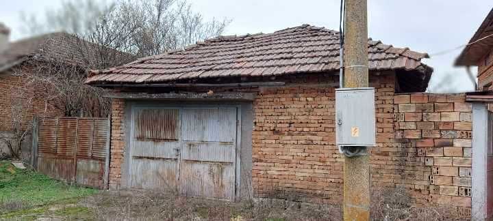 Къща с двор в с. Павел, общ. Полски Тръмбеш
