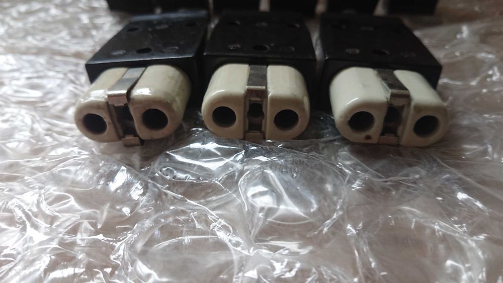 Нови старо производство щекери и щепсели.