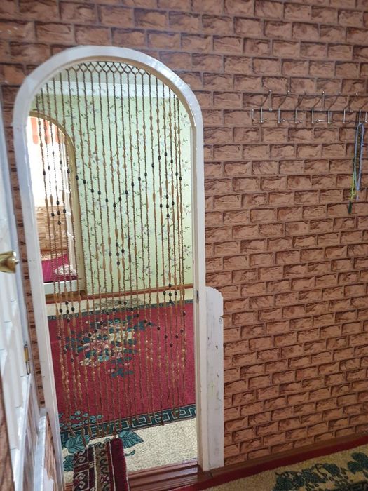 V Registane sdayotsya 2 komnatnaya kvartira v 3 etaje.