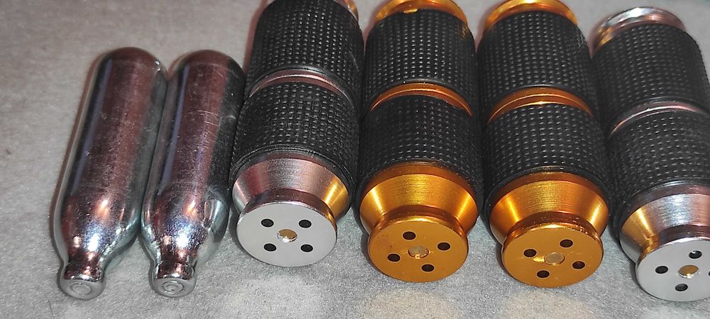 vand  Dispozitiv ( cracker ) pt. umflat baloane  12 BUCATI + 25 CAPSULE - 8 GRAME.