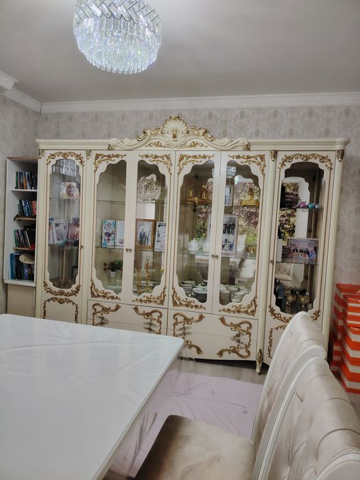 Шкаф-витрина в хорошем состаянии