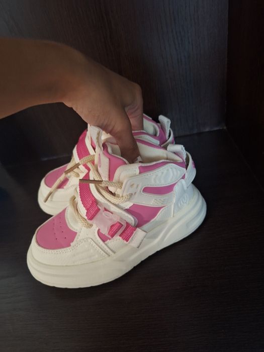 Vând adidasi , o pereche a fost purtata odată cea roz cu alb