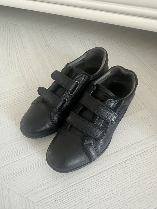 Продам школьную обувь