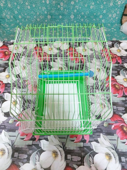 Продам клетку материал металл пластик в отличном состоянии