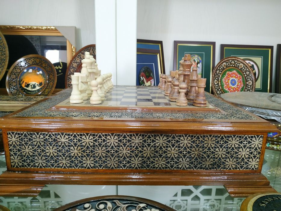 Shaxmat (tortmali). Yong'oq daraxtidan yasalgan. Milliy uslubda naqsh.