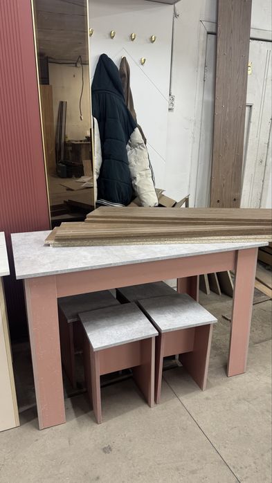 Стол и табуретка