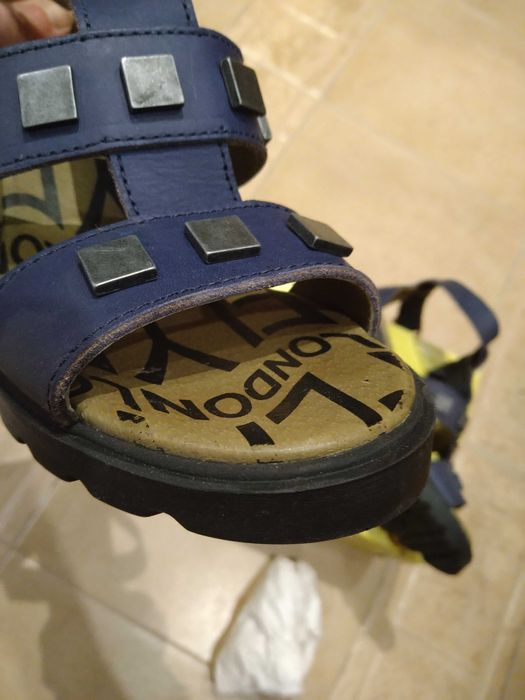 Сандали Fly London