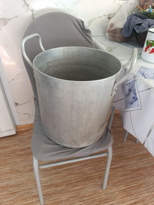 Продам кастрюли и гантели, бедон