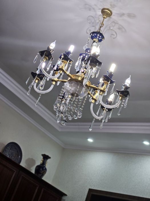 Люстра классика, хрусталь плюс керамика. Почти антикварная.