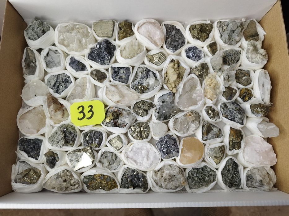 Минерали във кутии микс