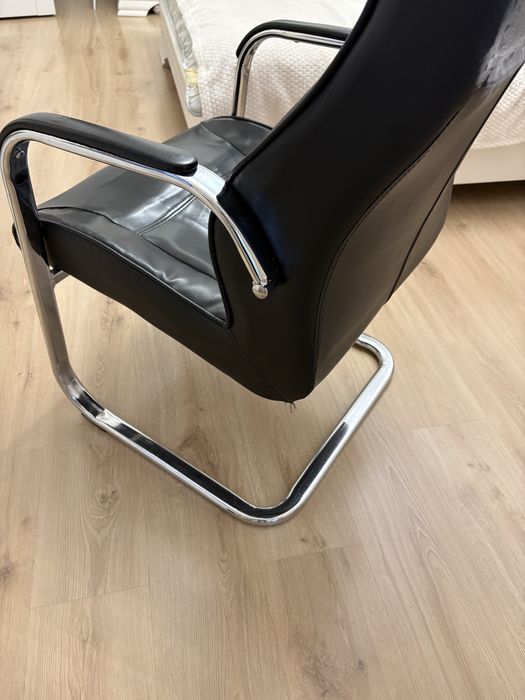 Кресло крепкое .