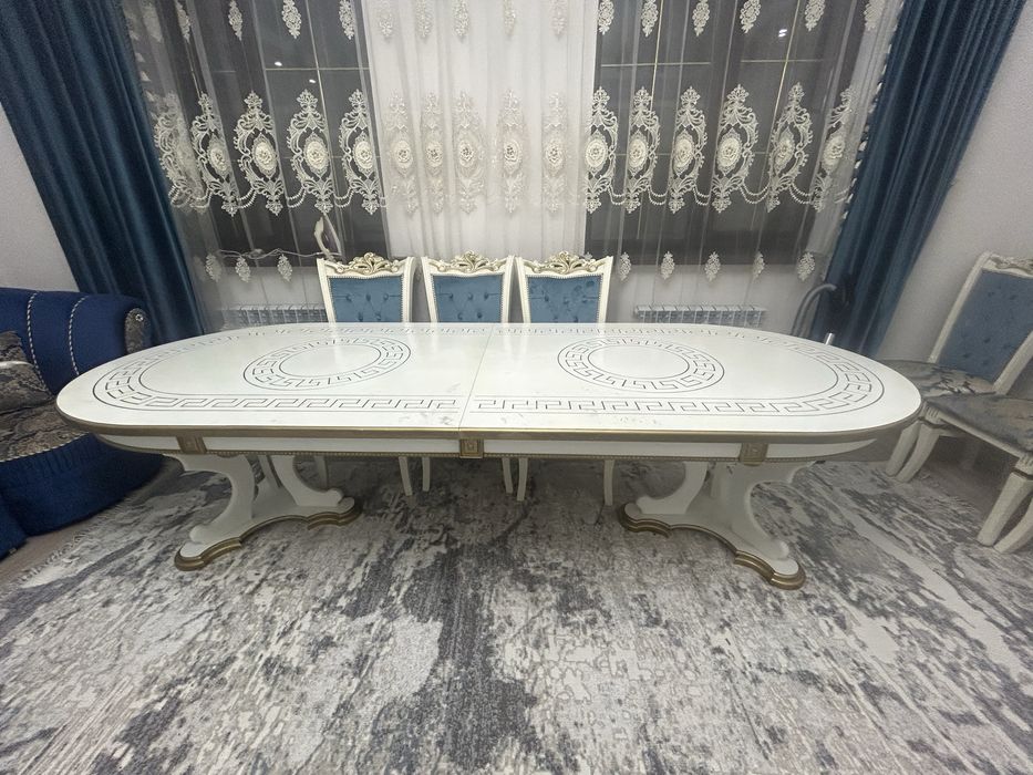 Стол со стульями