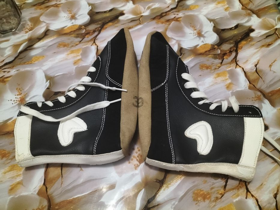 Spartivniy oyoq kiyim sotiladi 1 oy kiyilgan.Lekin yaxshi xolatda.