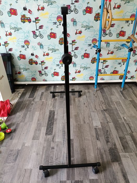 Вешалка напольная на колесиках