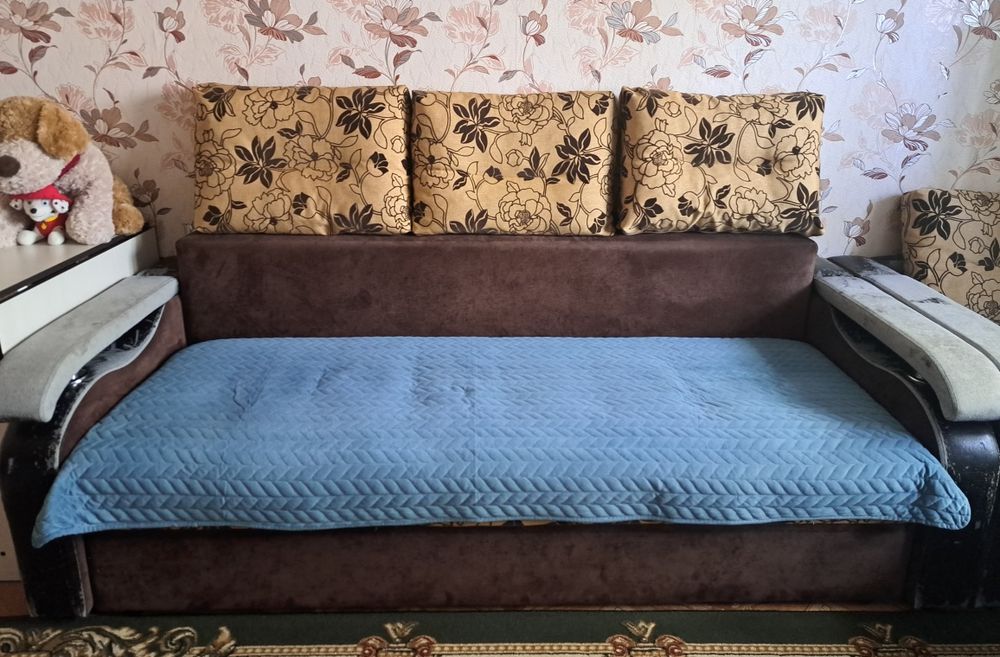 Продам б/у диван и 1 кресло