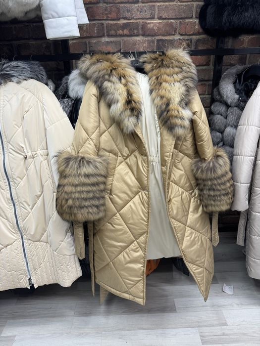 Vand haina de fas cu blana naturala la 1400 lei