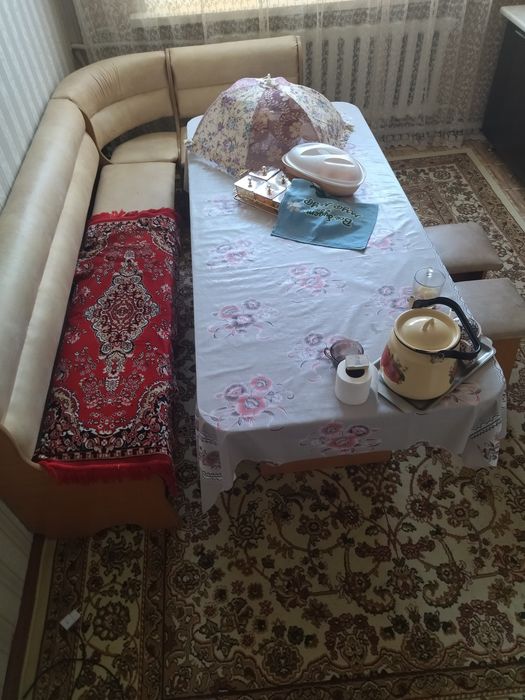 Кухонный уголок с двумя табурет