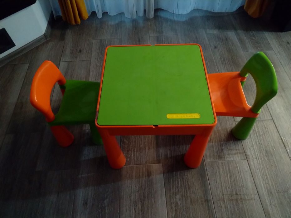 Vând masa Lego+doua scaune