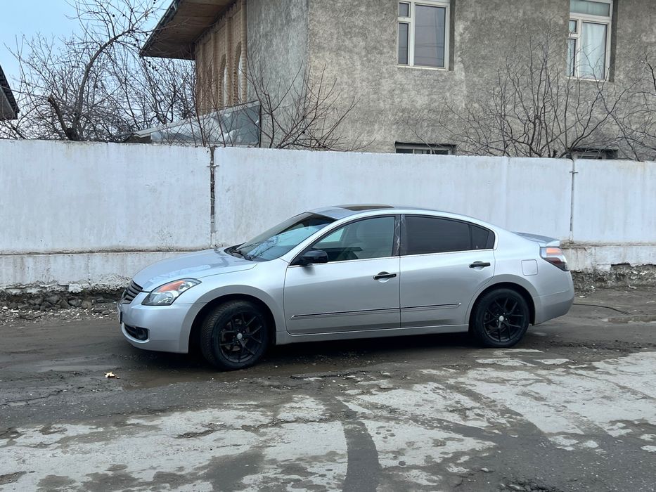 Nissan altima sotiladi