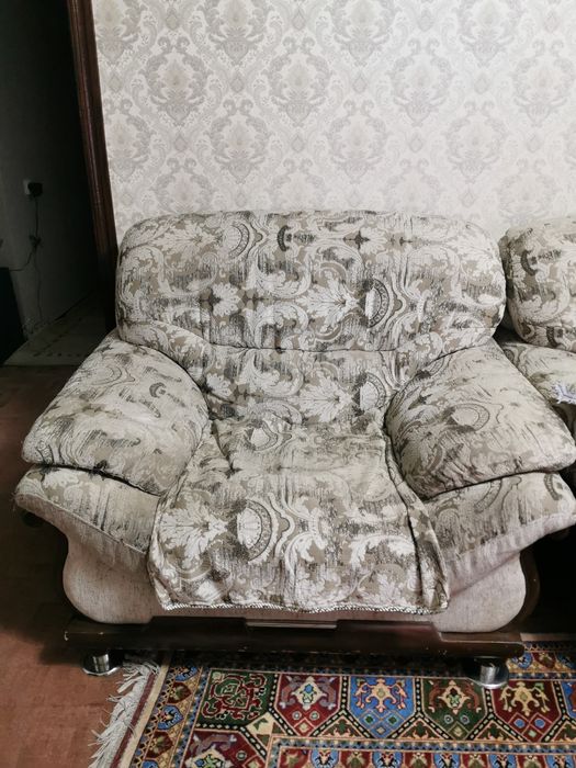 Продам Два дивана и кресло