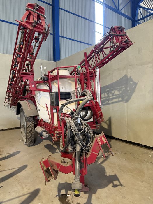 Masina de erbicidat tractat 24M