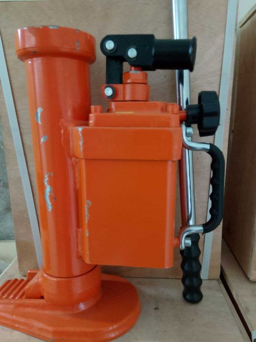 Домкрат для грузовой и спец техники  грузоподъемность 10 тн
