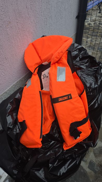 Vand 19 veste salvare