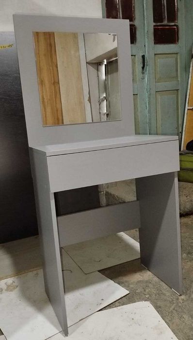 Туалетный столик, трюмо, зеркало.