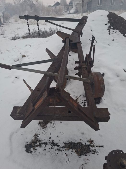 Продам трактор с телегами и плуг