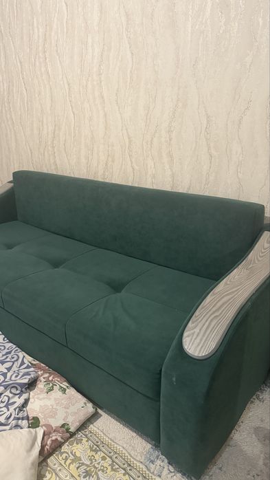 Продам диван зеленый срочно