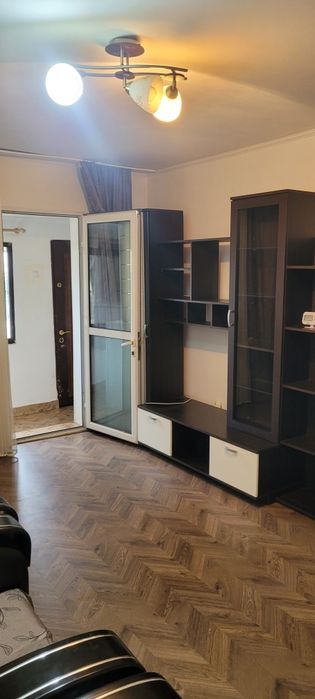 Închiriez apartament!