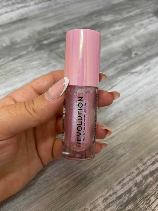 Гланц за устни с бляскав ефект