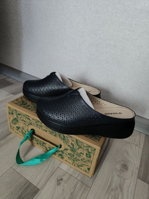 Продаются шлепки кожаные новые