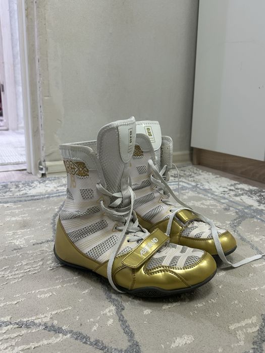 Белый боксеркы в хорошом состояние