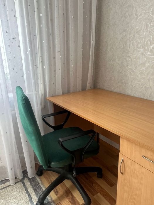 Продам письменый стол + кресло в чехле