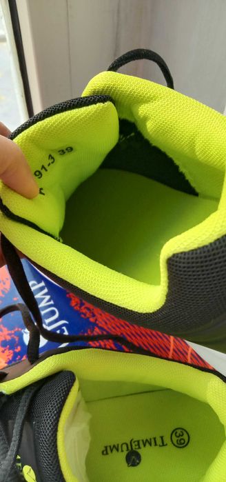 Женские кроссовки 39 размера