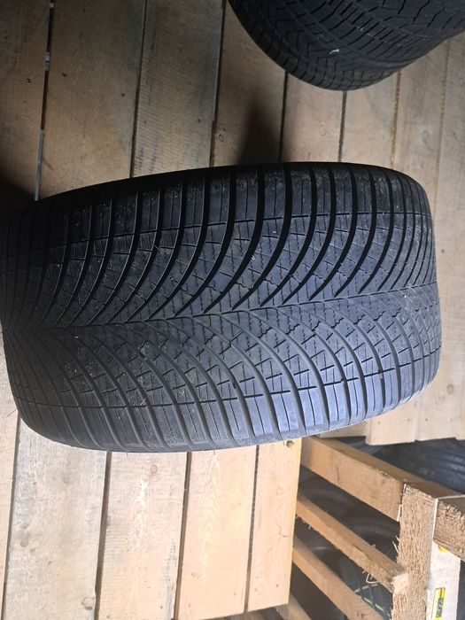 O anvelop 315/35 R20 Goodyear 4seasons
