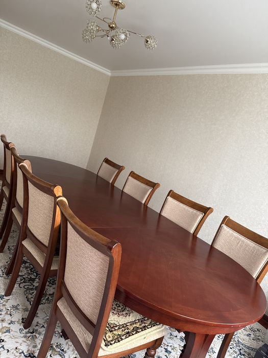 Продается большой стол и стулья