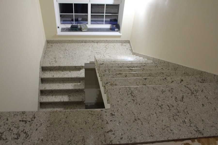 Лестница из искусственного камня (акрил, кварц), ступени, облицовка.