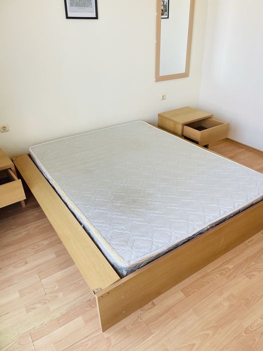 спалня със нощи шкафчета