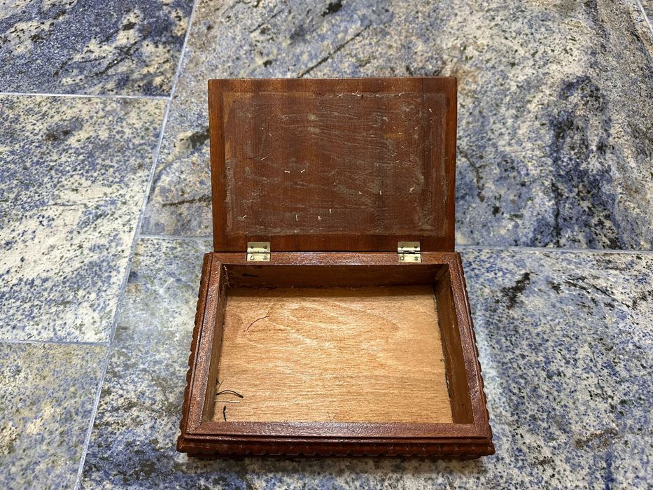 Vând cutie din lemn cu chihlimbar