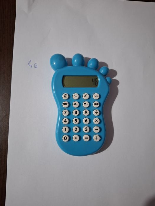 Calculator de birou in forma de picior - Gadget util si amuzant