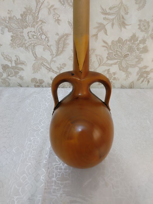 Qashqar rubob sotiladi.