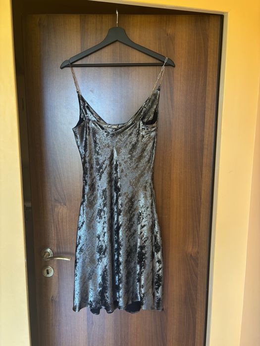 Рокля GUESS с металичен ефект