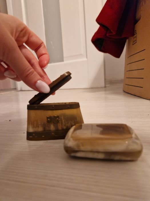 Cutiute pentru tutun din fildes cu lemn