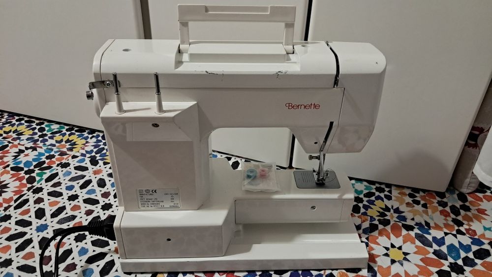 Mașină de cusut Bernette